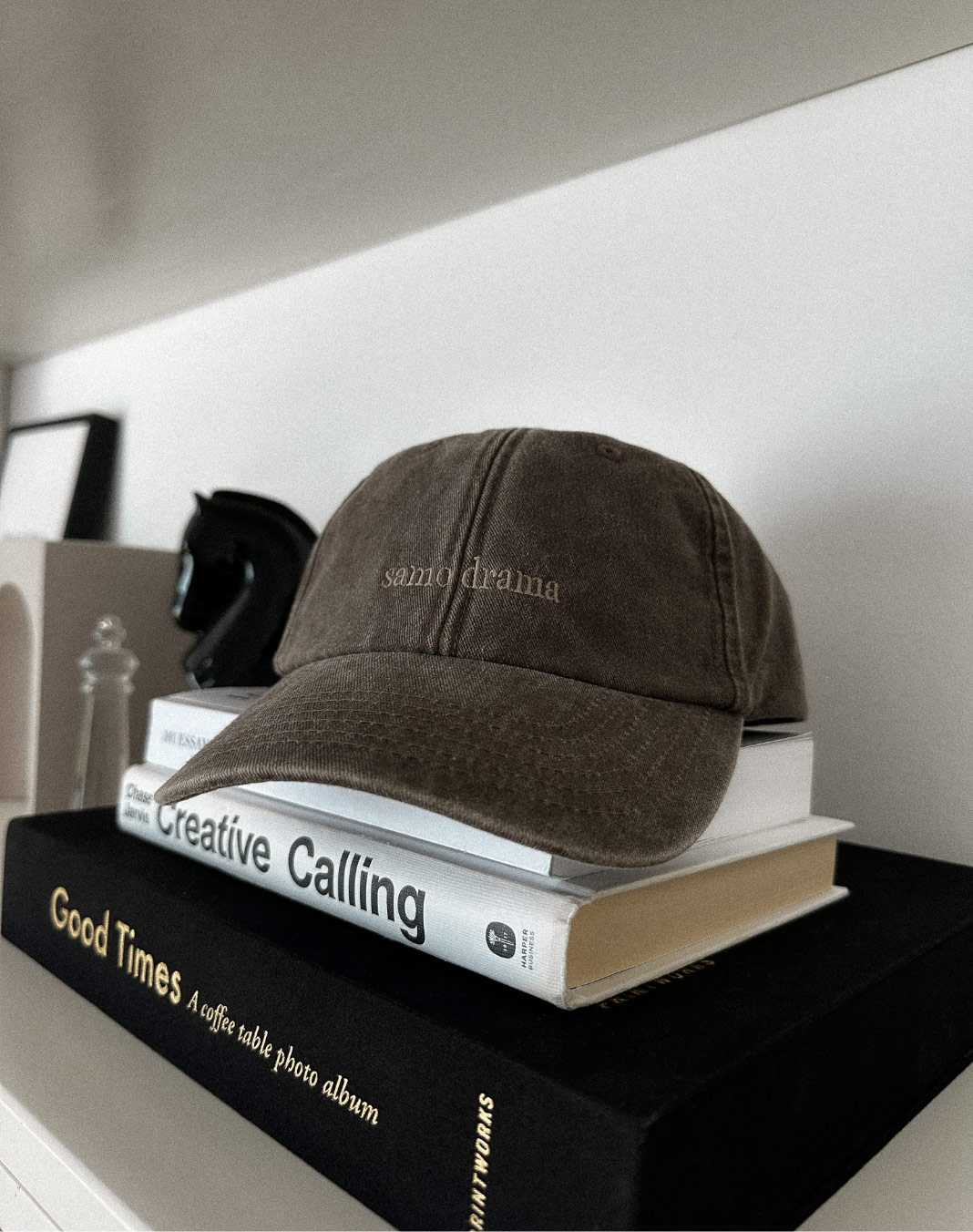 SAMO DRAMA vintage washed cap in brown. Smeđa pamučna kapa i premium modni dodaci